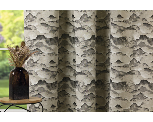 Material decorativ cu motiv montan în fața ferestrei