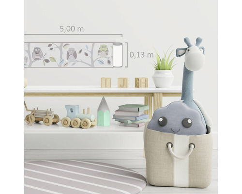 Cameră de copii cu bordură, jucării și covor