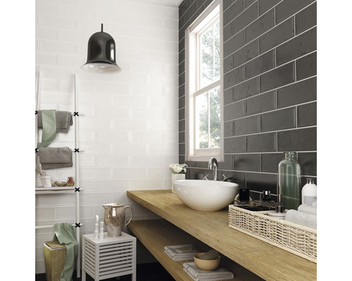 Baie cu faianță albă și gri pe pereți, chiuvetă și raft din lemn