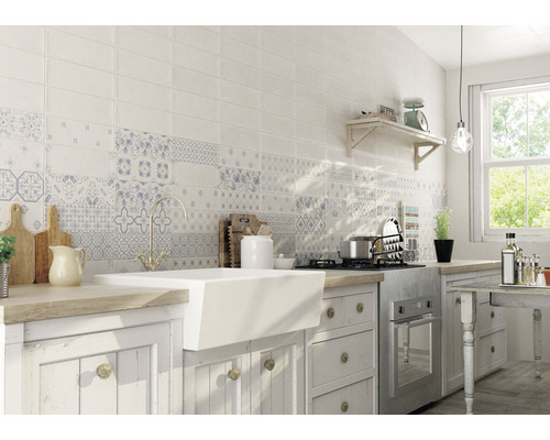 Scenă de bucătărie cu plăci de perete albe și model albastru