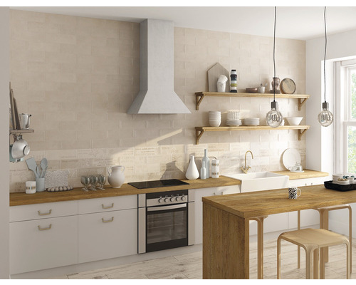 Bucătărie luminoasă cu dulapuri albe, blaturi din lemn și faianță ceramică