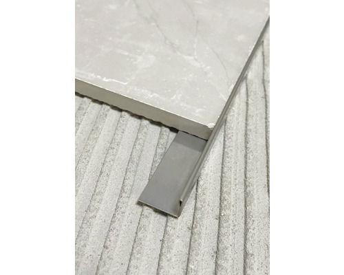 Profil de faianță metalic lângă faianță