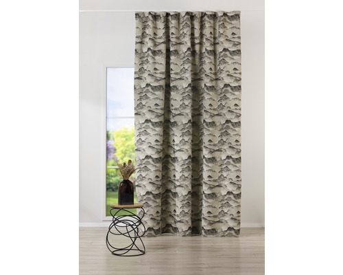 Cortină decorativă cu model montan în fața unei ferestre