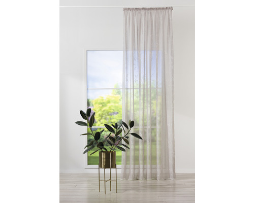 Perdea decorativă pentru fereastră în spațiul de locuit