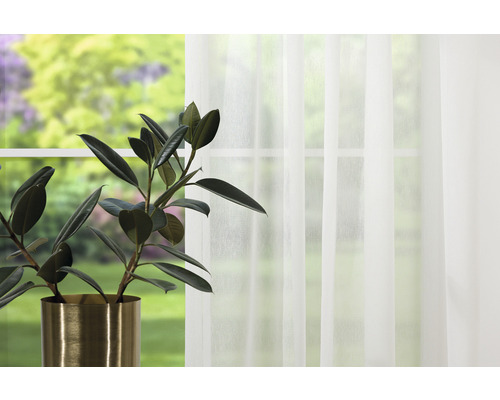 Atmosferă decorativă de locuit cu draperie albă transparentă în fața ferestrei