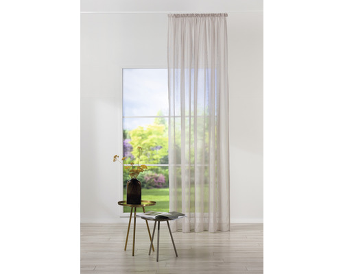 Decorarea ferestrelor cu draperie transparentă în camera de zi