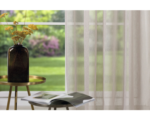 Decoratiune decorativă pentru ferestre cu perdele, masă și vază cu flori.