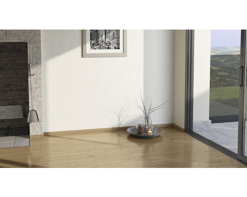 Cameră luminoasă cu șemineu, fereastră și podea din lemn