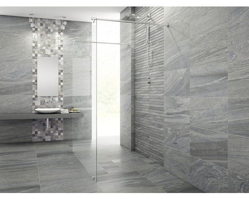 Baie cu gresie gri, duș și chiuvetă