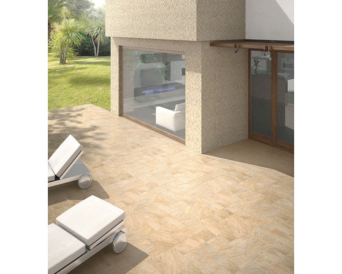 Exterior cu gresie cu aspect de piatră și șezlonguri