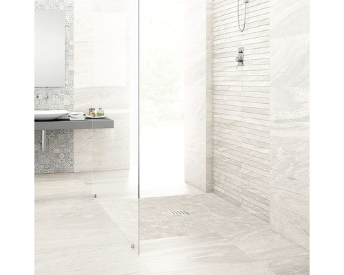 Baie cu duș, lavoar și gresie