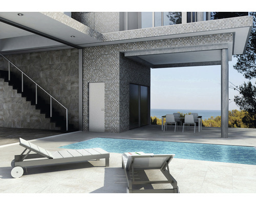 Exterior cu piscină, șezlonguri și zonă de relaxare