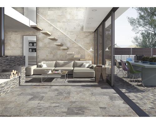 Living luminos cu scară de piatră, canapea și ușă de terasă spre o grădină