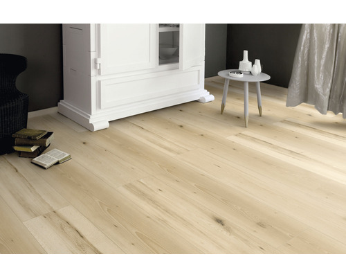 Parchet laminat de lemn deschis la culoare, montat într-o cameră