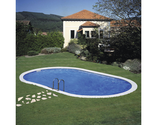 Piscină ovală cu scară în grădină în fața unei case.