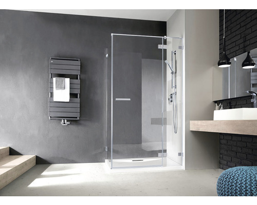 Baie cu duș, calorifer pentru prosoape și chiuvetă