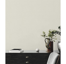 Interior cu comodă, decorațiuni și scaun.