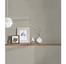 Tapetă deschisă la culoare cu raft, decorațiuni și lampă în interior