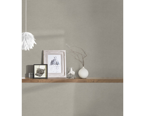 Tapetă deschisă la culoare cu raft, decorațiuni și lampă în interior