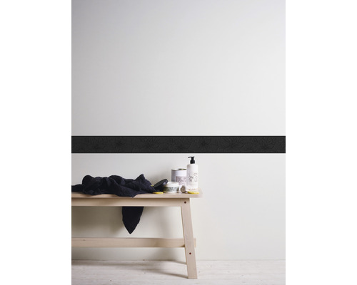 Perete decorativ cu bordură, prosop și produse de îngrijire pe o bancă de lemn