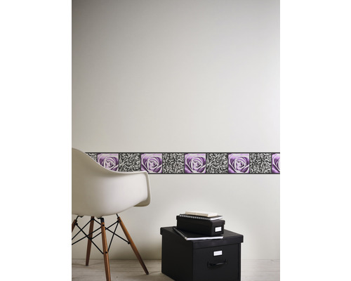 Decor de perete cu bordură cu model de trandafiri într-o cameră