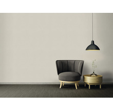Fotografie de interior cu fotoliu, măsuță laterală și lampă suspendată