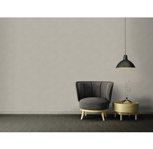 Design interior cu fotoliu, măsuță laterală și lampă suspendată