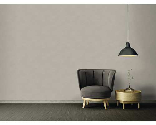 Design interior cu fotoliu, măsuță laterală și lampă suspendată