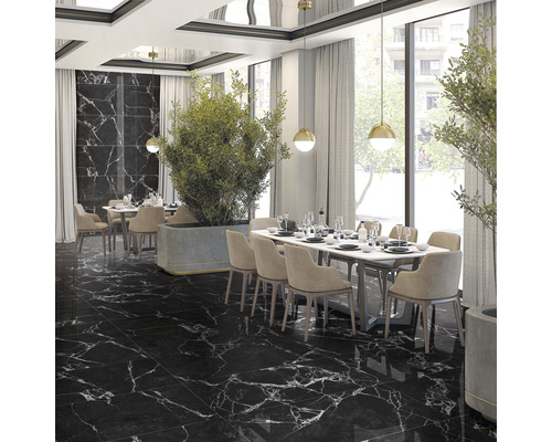 Restaurant cu podea de marmură, mese și scaune