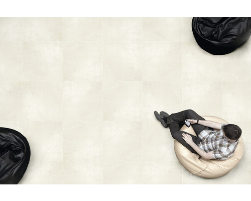 Gresie bej cu bărbat pe un puf și pufuri negre