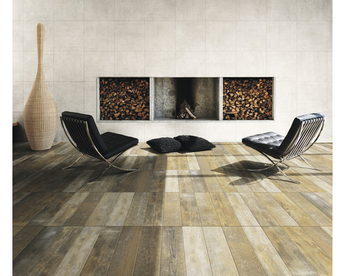 Cameră de zi cu gresie cu aspect de lemn, șemineu și fotolii