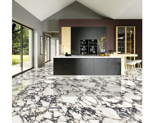 Bucătărie luminoasă cu dulapuri de bucătărie întunecate și podea de marmură