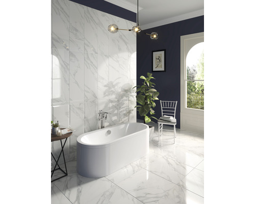 Baie modernă cu cadă independentă, gresie de marmură și iluminat elegant