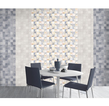 Sufragerie cu masă și perete cu plăci ceramice cu modele geometrice