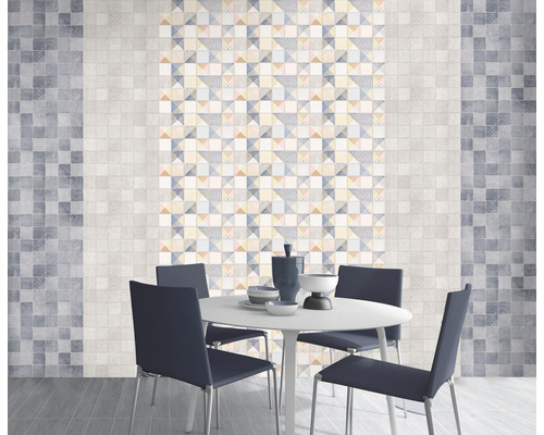Sufragerie cu masă și perete cu plăci ceramice cu modele geometrice