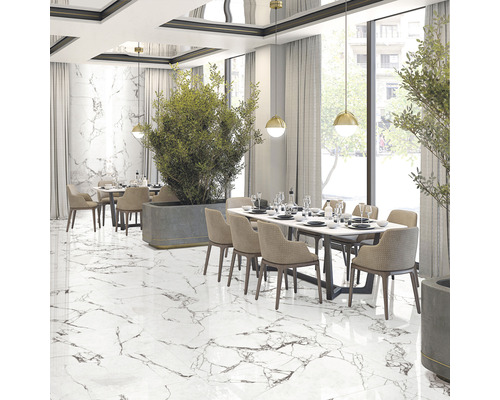 Restaurant elegant cu podea de marmură, mese și plante