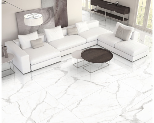 Cameră de zi luminoasă cu canapea, măsuță de cafea și plăci ceramice cu aspect de marmură