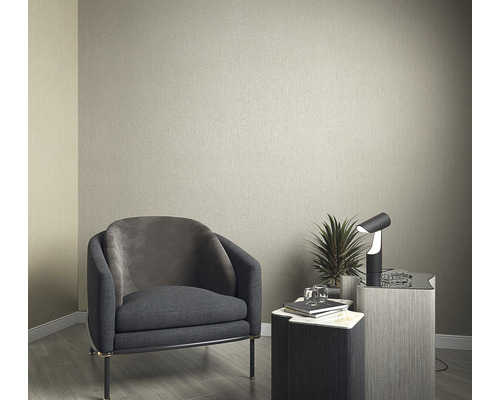 Idee de amenajare cu fotoliu, masă și lampă în fața unui perete simplu