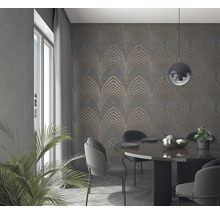 Sufragerie cu tapet gri cu model, masă și scaune