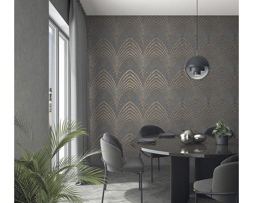 Sufragerie cu tapet gri cu model, masă și scaune
