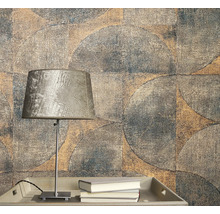 Prim-plan al unui perete cu model geometric de tapet și o lampă pe o masă