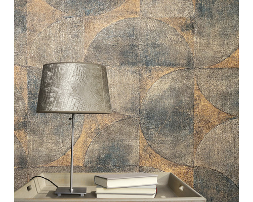 Prim-plan al unui perete cu model geometric de tapet și o lampă pe o masă