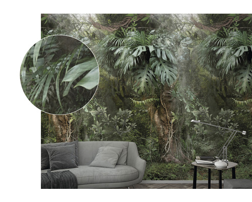 Tapetă foto cu motiv de junglă într-un living cu canapea.