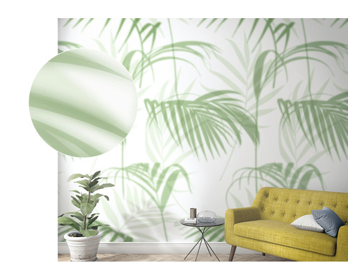 Cameră de zi cu tapet cu frunze de palmier, canapea galbenă și plantă de apartament