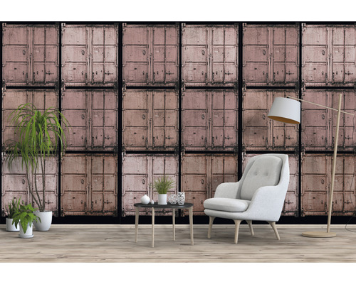 Living cu fototapet cu design de container, fotoliu, lampadar și plante de interior