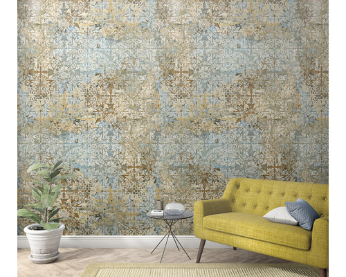 Cameră de zi cu tapet cu model, canapea și plantă la ghiveci