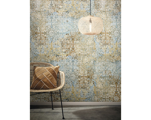 Cameră decorativă cu tapet cu model, lampă și scaun