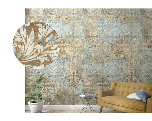 Cameră de zi cu tapet modelat, canapea și plantă de apartament