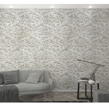 Living cu canapea, lampă de masă și tapet cu model floral