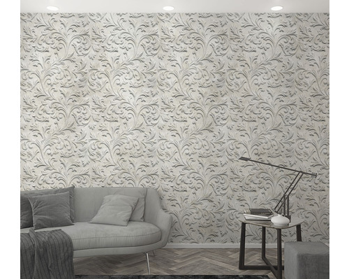 Living cu canapea, lampă de masă și tapet cu model floral